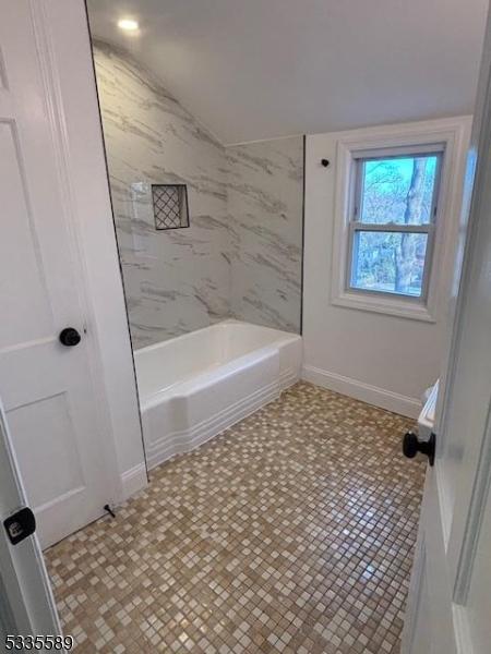 bathroom featuring tiled shower / bath combo