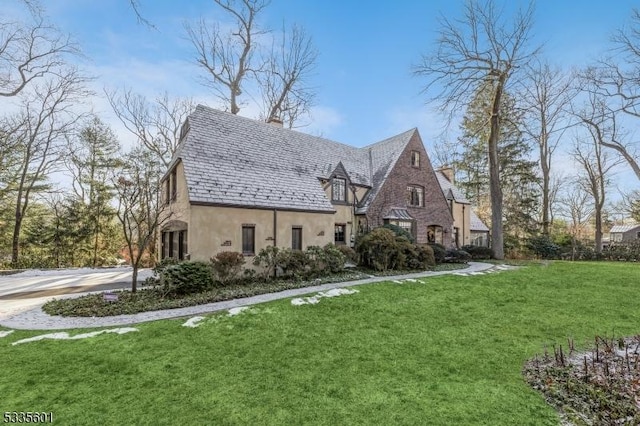 view of front of property featuring a front yard