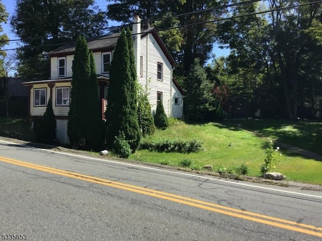 view of front of house featuring a front yard