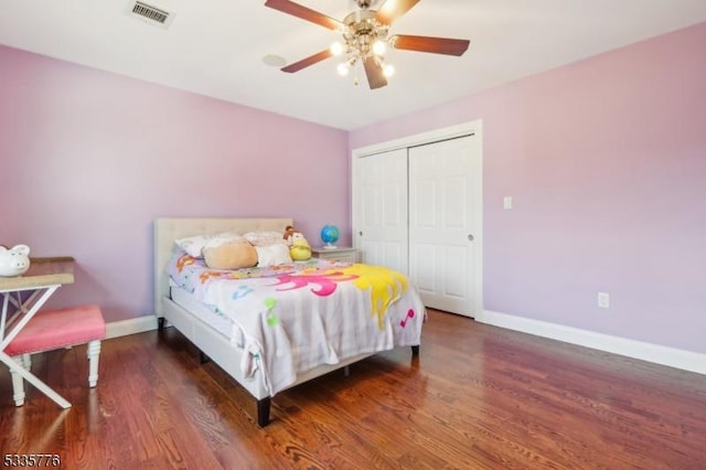 bedroom featuring ceiling fan, dark hardwood / wood-style flooring, and a closet