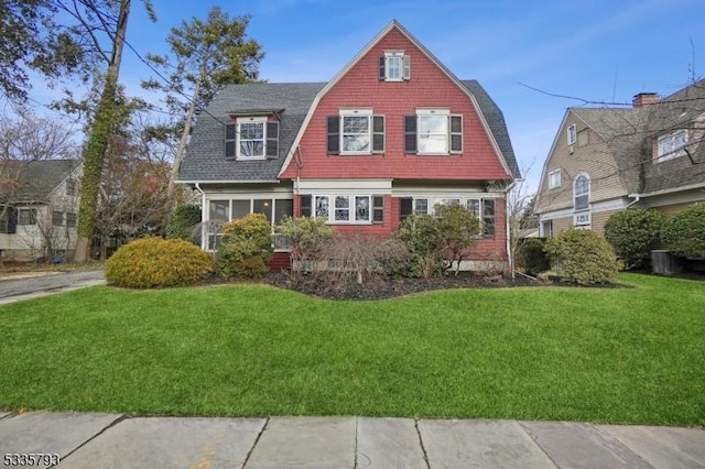 view of front of property with a front yard