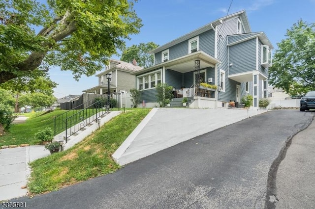 view of front of house with a front lawn