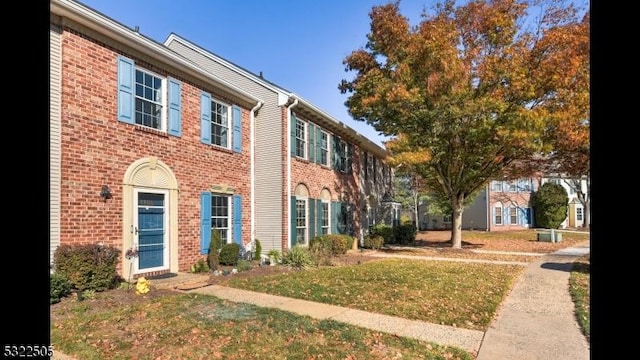 view of front of home with a front yard