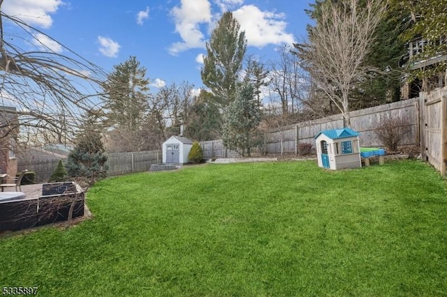 view of yard featuring a storage shed