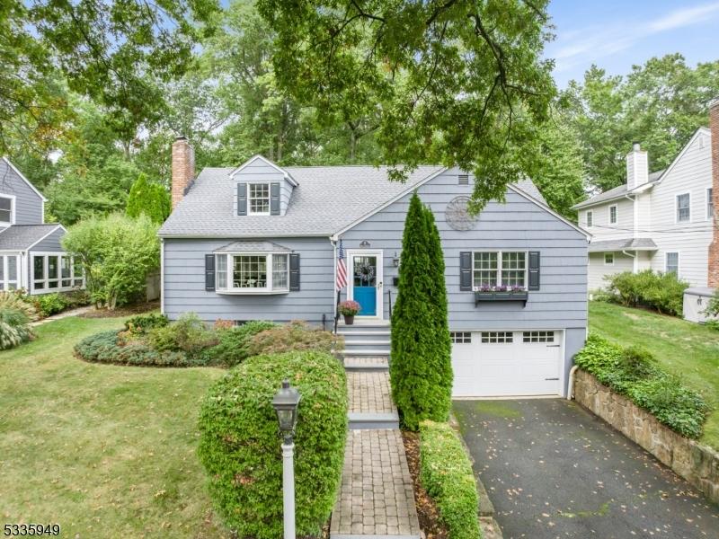 view of front of property featuring a garage and a front lawn