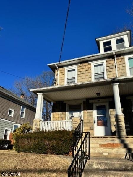 view of front facade featuring a porch