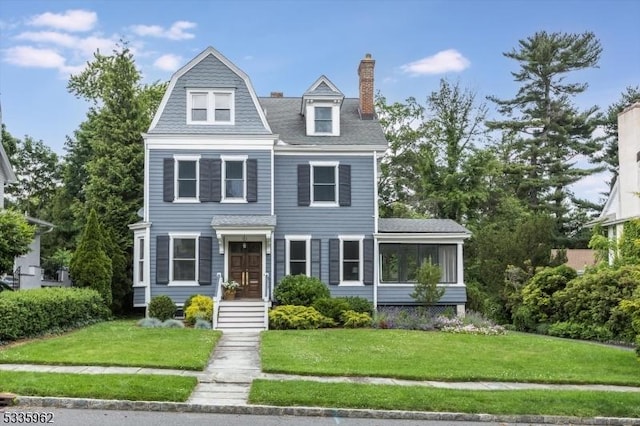 view of front of property featuring a front yard