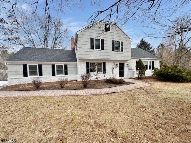 view of front of home featuring a front yard