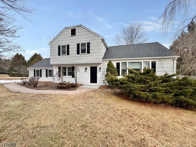 view of front of house featuring a front lawn