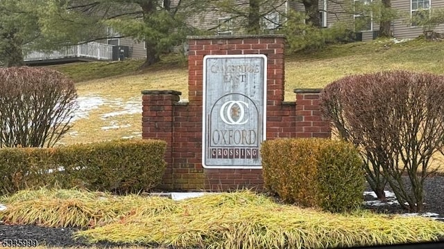 community sign featuring a yard