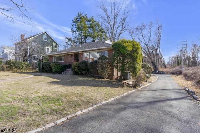 view of front of house with a front lawn