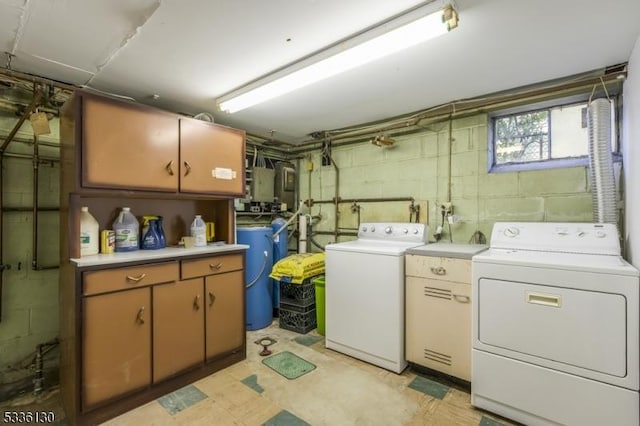 laundry room with cabinets and independent washer and dryer