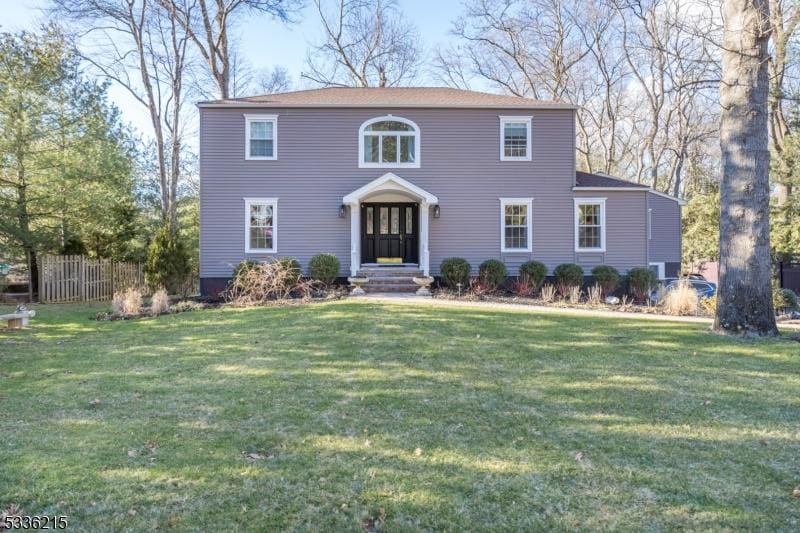 view of front of property with a front yard