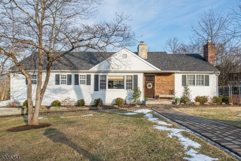 ranch-style home featuring a front lawn