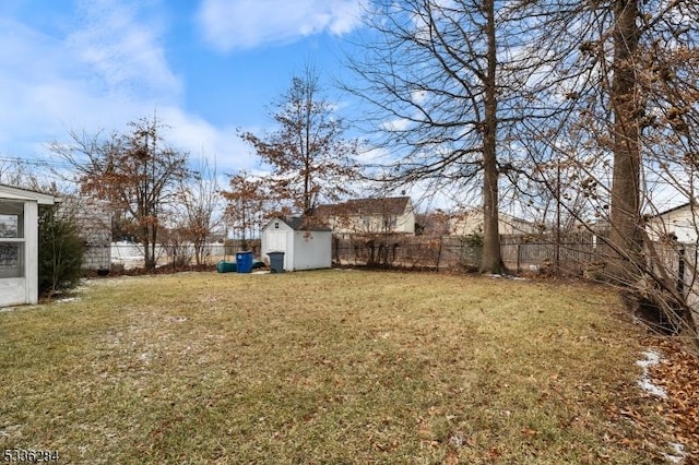 view of yard featuring a shed