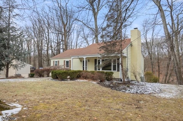 single story home with a front yard