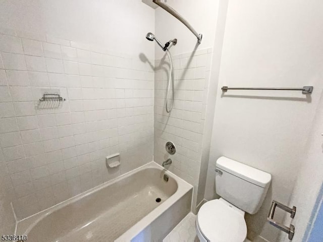 bathroom with tiled shower / bath and toilet