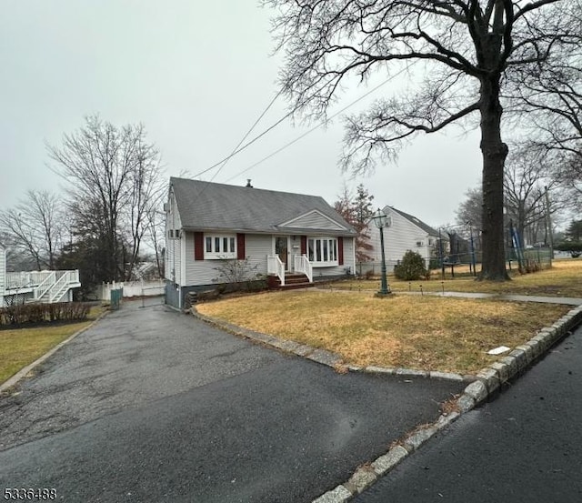 view of front of home featuring a front yard