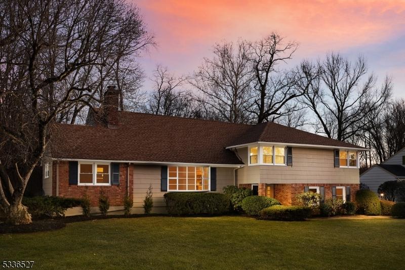 view of front of house featuring a lawn