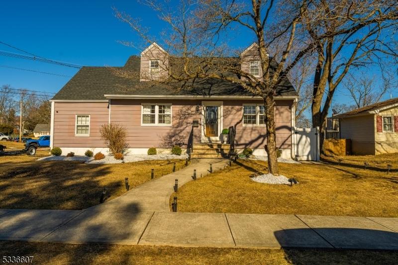 cape cod-style house featuring a front lawn