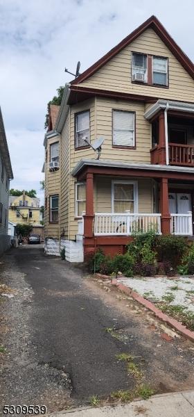 view of front of property featuring covered porch