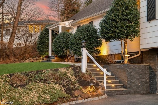 view of yard at dusk