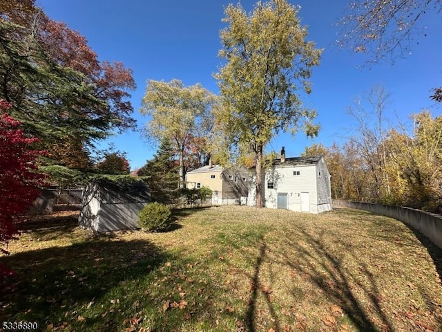 view of yard featuring a storage shed