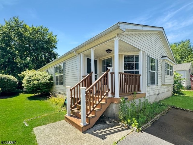 view of front of property with a front lawn