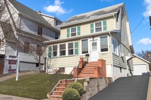 view of front of house with a front lawn