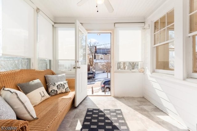 sunroom with ceiling fan