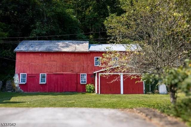 view of barn featuring a lawn