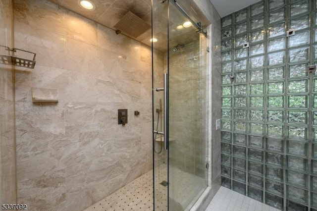 bathroom featuring a tile shower