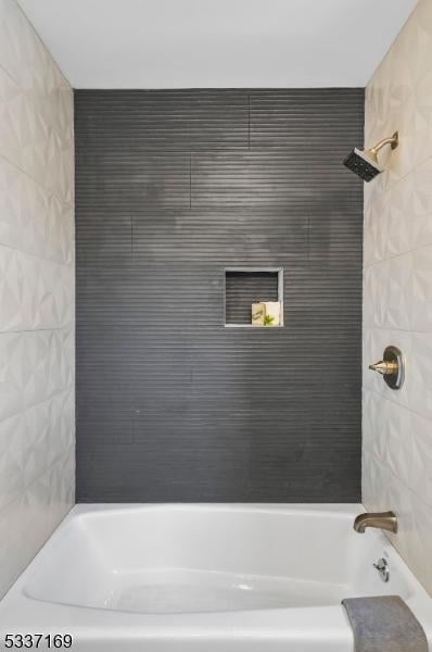 bathroom with tiled shower / bath