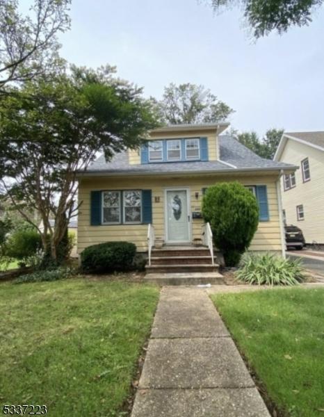 view of front of house featuring a front lawn