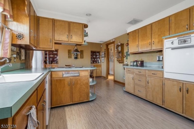 kitchen featuring sink, tasteful backsplash, light wood-type flooring, kitchen peninsula, and white appliances