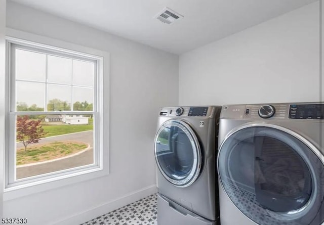 washroom featuring washing machine and clothes dryer