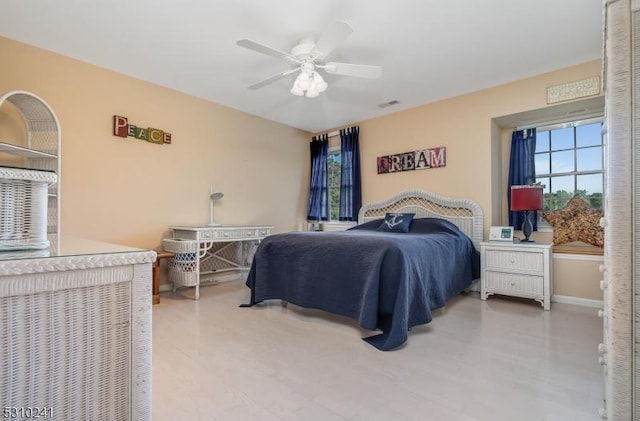 bedroom with ceiling fan