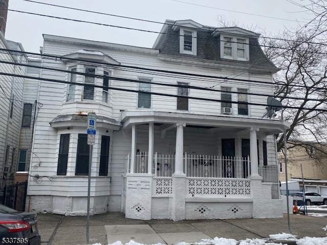 view of front of property featuring a porch