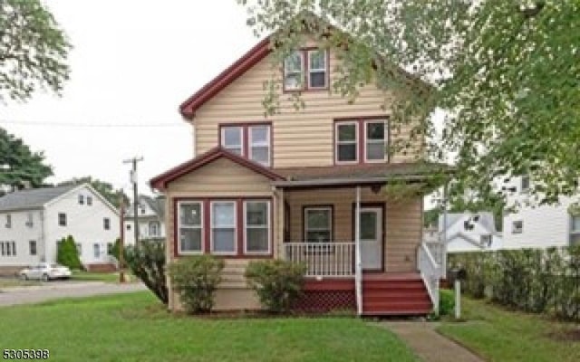 view of front of home with a front yard and covered porch