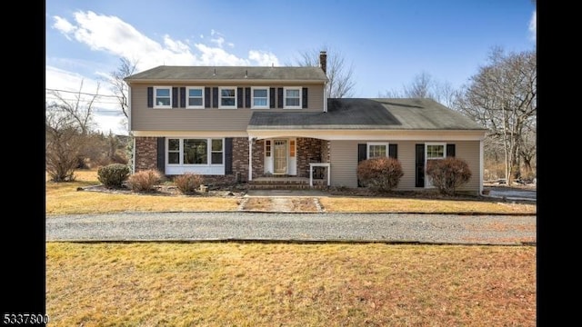 view of front property featuring a front lawn