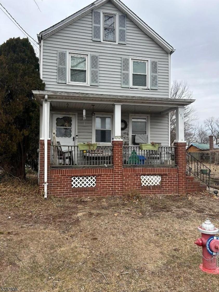 view of front of home featuring covered porch