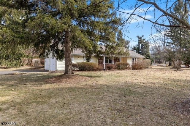 view of front of house with a front lawn