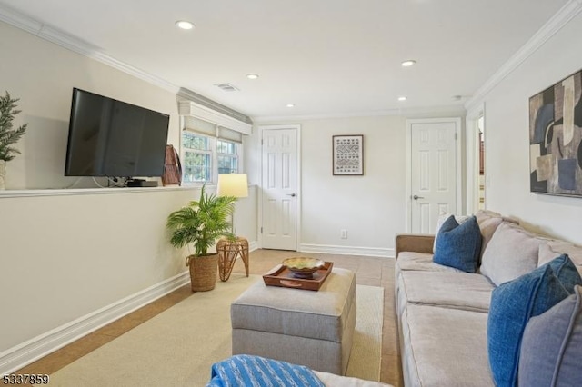 living room featuring ornamental molding, recessed lighting, visible vents, and baseboards