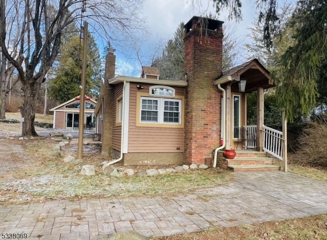 view of front of property with an outbuilding