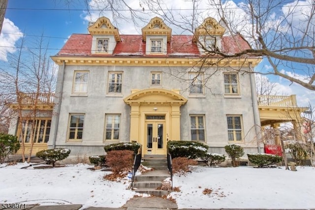 view of front of home featuring a balcony