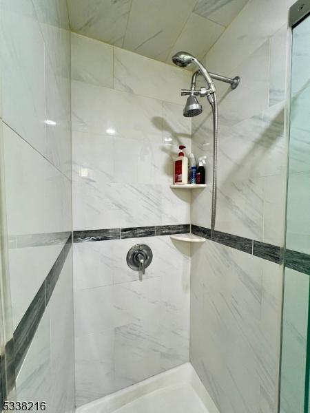 bathroom featuring tiled shower