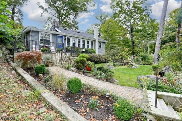 view of front of house with a front lawn