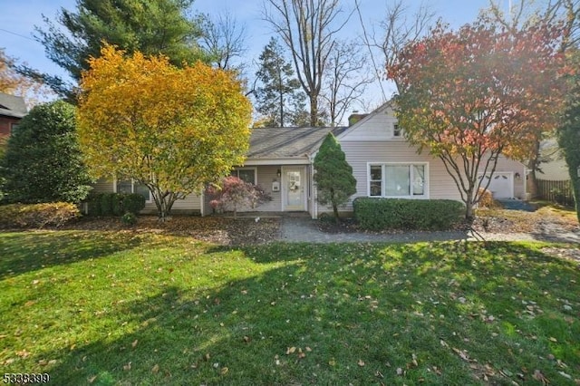 view of front of house featuring a front lawn