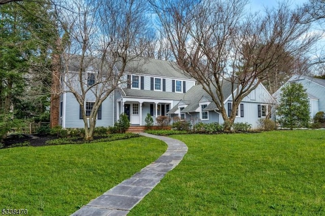 colonial home featuring a front yard