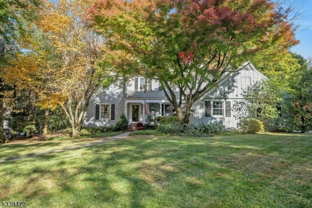 view of front of property featuring a front yard